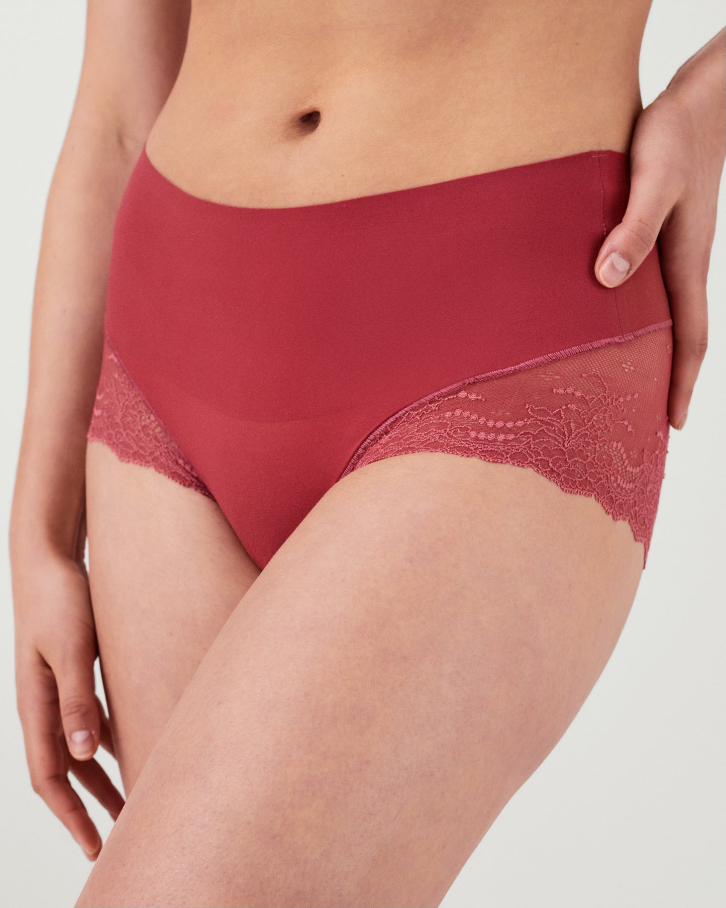LUKUSAFIsupersmooth™ Undie-tectable® Lace Hi-Hipster