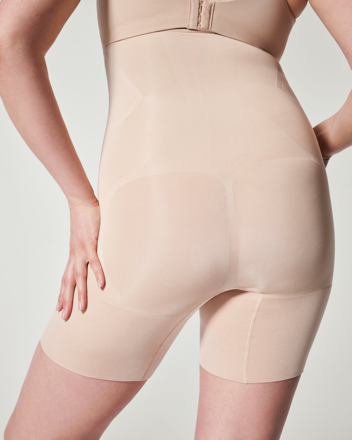 LUKUSAFIsculpt™ OnCore High-Waisted Mid-Thigh Short